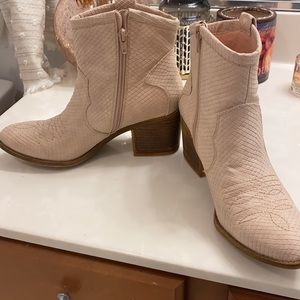 Dirty laundry size 8 booties, never worn!!! Blush pink color